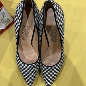 Salvatore Ferragamo Bianca Nero Horse Calf 9 M